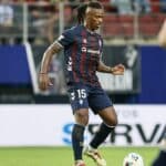 Jair Amador en un partido con el Eibar, mientras el Huesca intenta destrabar la negociación para ficharlo