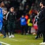 Arbeloa dando indicaciones a Vini en el Belmonte en su desastroso debut en el banquillo del Madrid