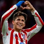 Giuliano Simeone celebrando un gol con rabia frente a la grada del Cívitas Metropolitano.