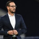 José Bordalás con gesto serio durante un partido en el Coliseum.