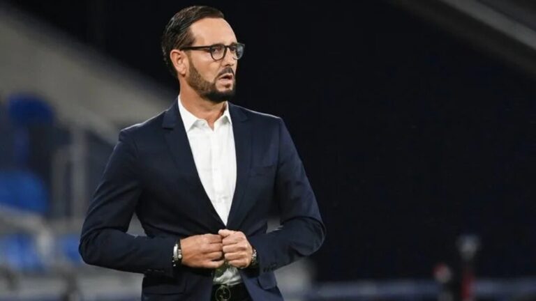 José Bordalás con gesto serio durante un partido en el Coliseum.