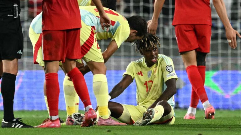 Nico Williams tirado en el campo tras lesionarse con la selección española