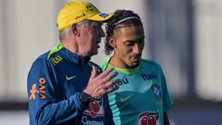Carlo Ancelotti y Raphinha conversando durante un entrenamiento de Brasil