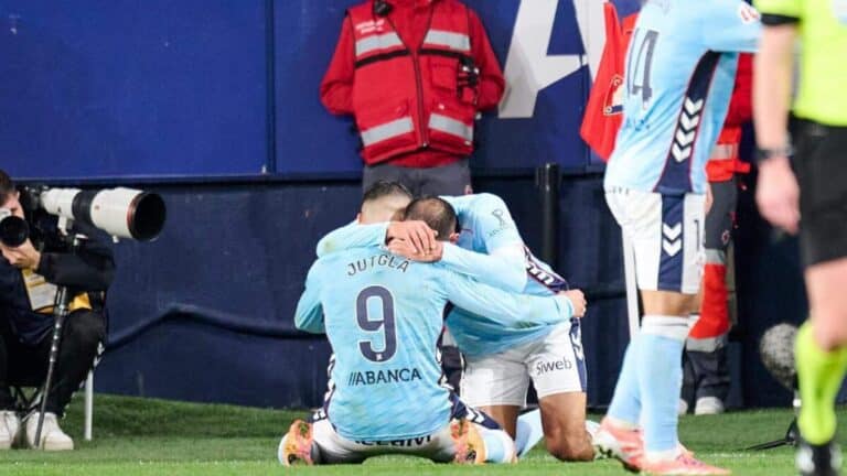 Ferrán Jutglà celebra un gol con el Celta de Vigo durante un partido.