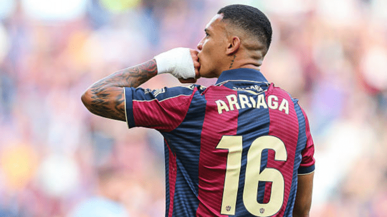 Kervin Arriaga en acción con el Levante UD durante un partido de Primera División.