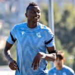 Sadiq entrena con la Real Sociedad mientras se define su traspaso al Valencia.