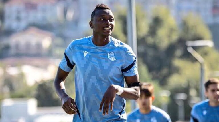 Sadiq entrena con la Real Sociedad mientras se define su traspaso al Valencia.