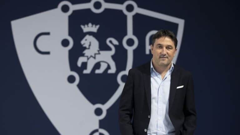 Braulio Vázquez en El Sadar mientras se define su continuidad hasta 2029