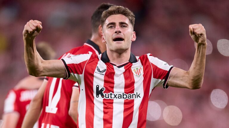 Robert Navarro celebrando un gol con el Athletic, analiza la participación en Champions y palpita el derbi