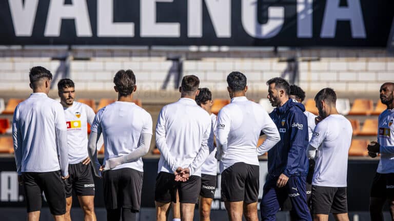 Jugadores del Valencia CF escuchando a Carlos Corberán en Paterna.