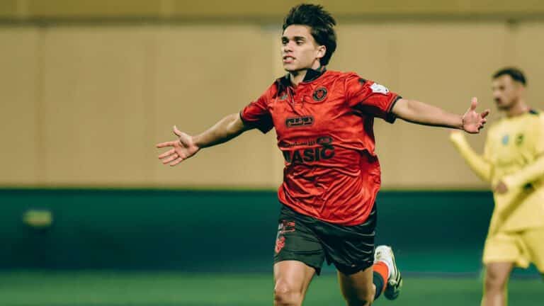 Ramiro Enrique celebrando un gol con su equipo en Arabia Saudita.