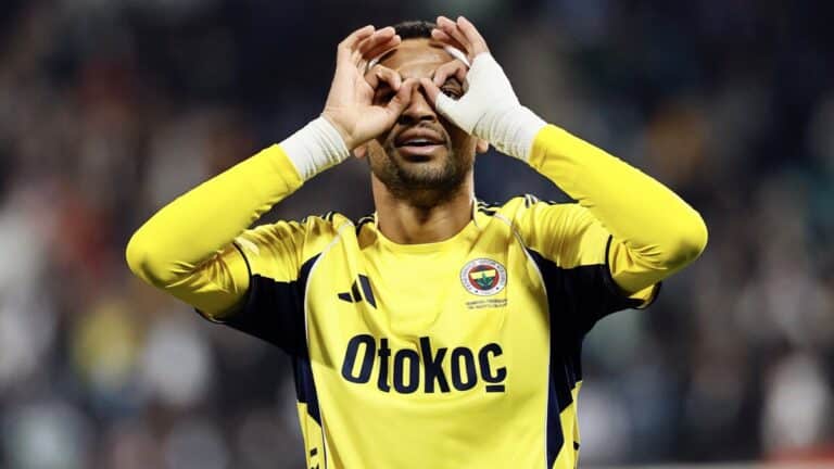 Youssef En-Nesyri celebrando un gol con el Fenerbahçe; interés del Nottingham Forest en su fichaje.