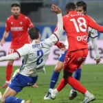 Sheraldo Becker intentando marcar en un partido con Osasuna