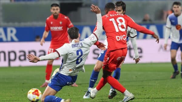 Sheraldo Becker intentando marcar en un partido con Osasuna