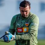 Stole Dimitrievski concentrado durante un entrenamiento con el Valencia CF tras conocerse la lesión de Julen Agirrezabala.