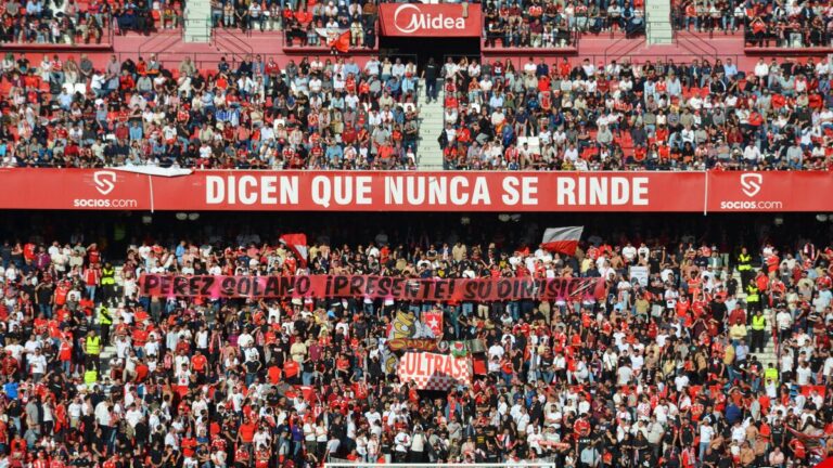 Grada del Ramón Sánchez-Pizjuán reflejando la tensión de la afición del Sevilla ante el riesgo de descenso.