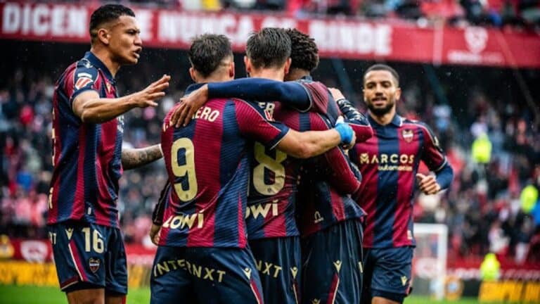 Jugadores del Levante celebran un gol en el Ciutat de Valencia
