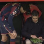 Luis Castro dando instrucciones intensamente a Maturro en su debut con el Levante UD ante el Sevilla.