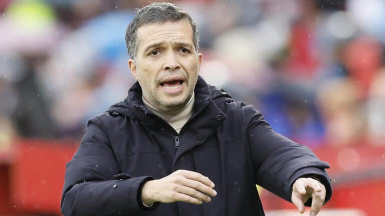 Luís Castro, nuevo entrenador del Levante UD, dando instrucciones en el Pizjuán