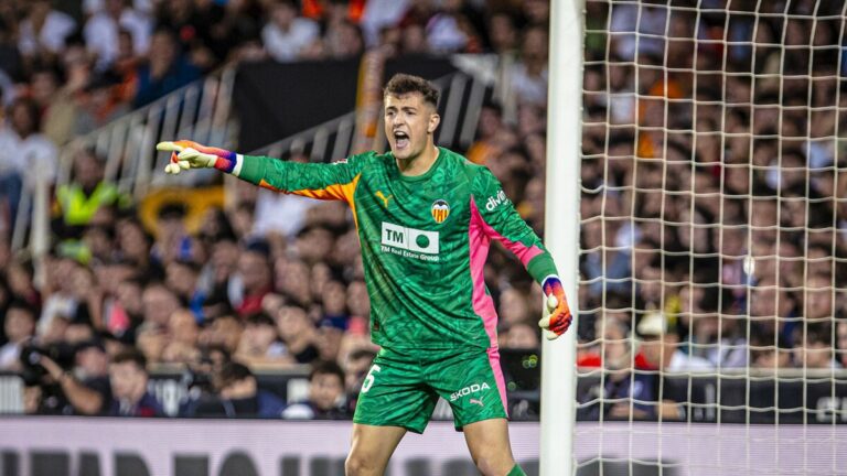 Julen Agirrezabala, guardameta cedido por el Athletic Club, durante un calentamiento con el Valencia CF.