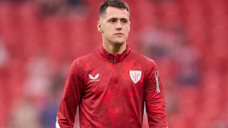 Urko Izeta en la previa de un partido con el Athletic en 2026.