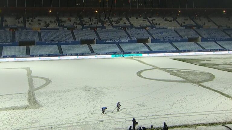 Estadio de La Romareda cubierto por una capa de nieve antes del partido entre el Real Zaragoza y la UD Las Palmas.