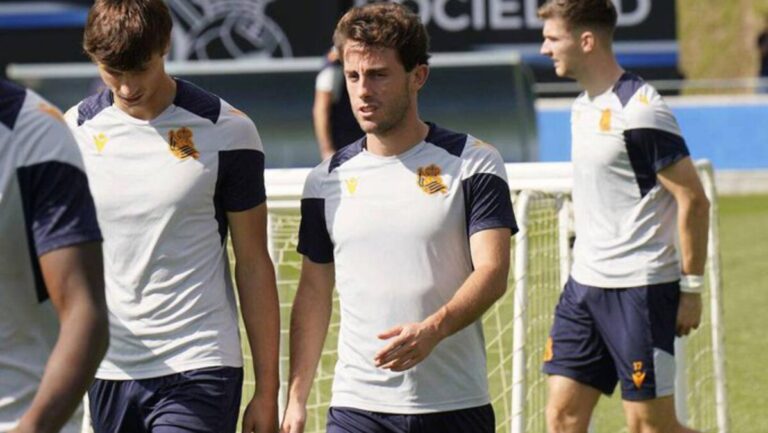 Álvaro Odriozola en un entrenamiento de la Real Sociedad