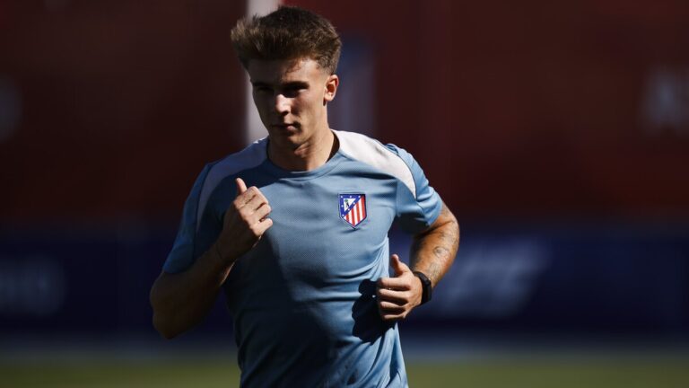 Pablo Barrios entrenando con el Atlético de Madrid para su regreso tras lesión en enero de 2026.