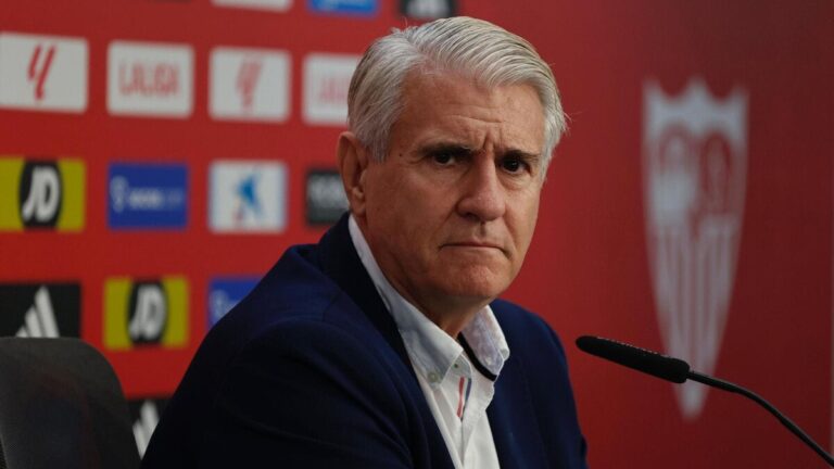 Antonio Cordón, director deportivo del Sevilla FC, durante la rueda de prensa en el estadio del Elche en 2026.