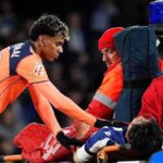 Takefusa Kubo siendo retirado en camilla durante el partido Real Sociedad vs Barcelona.