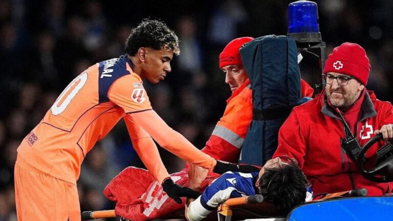 Takefusa Kubo siendo retirado en camilla durante el partido Real Sociedad vs Barcelona.