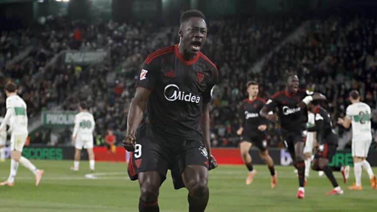 Akor Adams celebra uno de sus goles con el Sevilla FC ante el Elche en el Martínez Valero