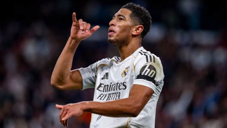 Jude Bellingham celebrando su gol ante el Mónaco simulando el gesto de beber con la mano.