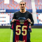 Tay Abed posando con la camiseta del Levante UD en el Estadio Ciutat de València.