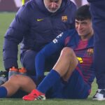Pedri tendido en el campo con gestos de dolor junto a los servicios médicos del FC Barcelona.