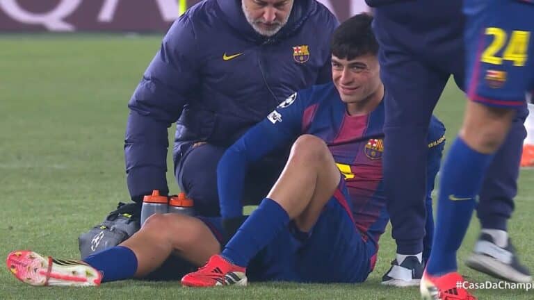 Pedri tendido en el campo con gestos de dolor junto a los servicios médicos del FC Barcelona.