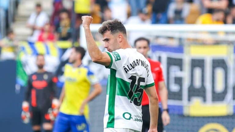 Álvaro Núñez celebra un gol del Elche. Valencia y Celta lo siguen de cerca