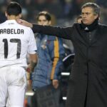 José Mourinho dando instrucciones a Álvaro Arbeloa durante un partido en el Santiago Bernabéu.