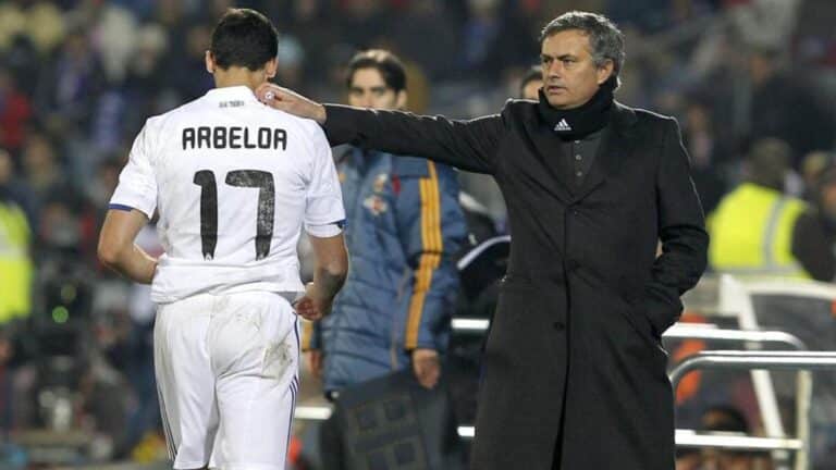 José Mourinho dando instrucciones a Álvaro Arbeloa durante un partido en el Santiago Bernabéu.