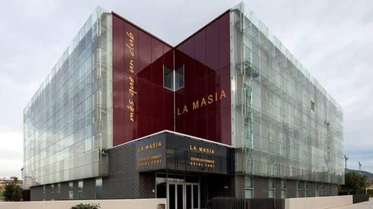 Fachada de la residencia de La Masia, centro de formación del FC Barcelona.