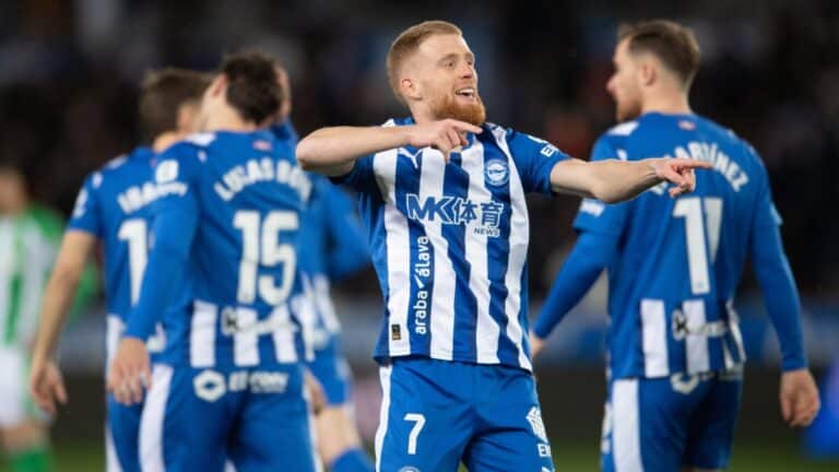 Carlos Vicente celebrando su gol ante el Betis en su último partido con el Alavés.