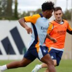 Endrick con la camiseta del Real Madrid durante un entrenamiento en Valdebebas.