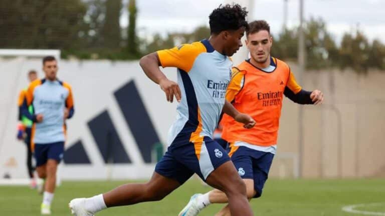 Endrick con la camiseta del Real Madrid durante un entrenamiento en Valdebebas.