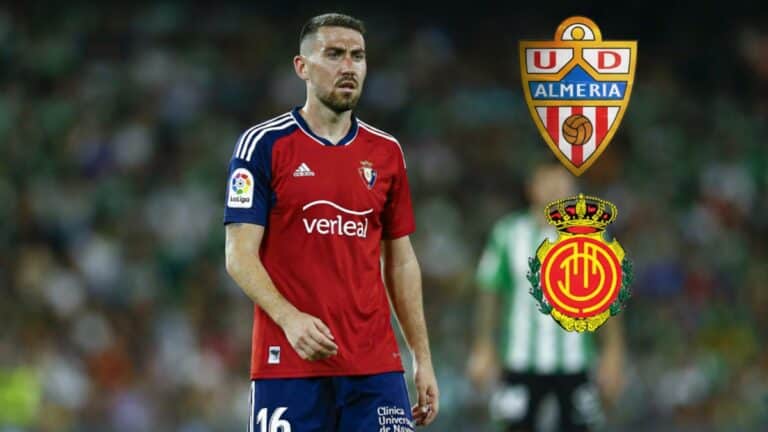 Moi Gómez jugando con la camiseta del CA Osasuna en El Sadar mientras Almeria y Mallorca lo sondean.