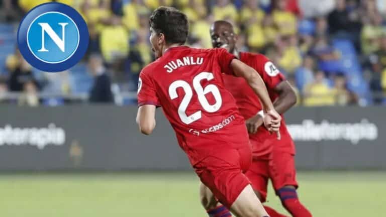 Juanlu Sánchez celebrando un gol con el Sevilla FC antes de su posible marcha al Nápoles.