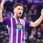 Raúl Moro celebrando un gol durante su etapa previa en el Real Valladolid.
