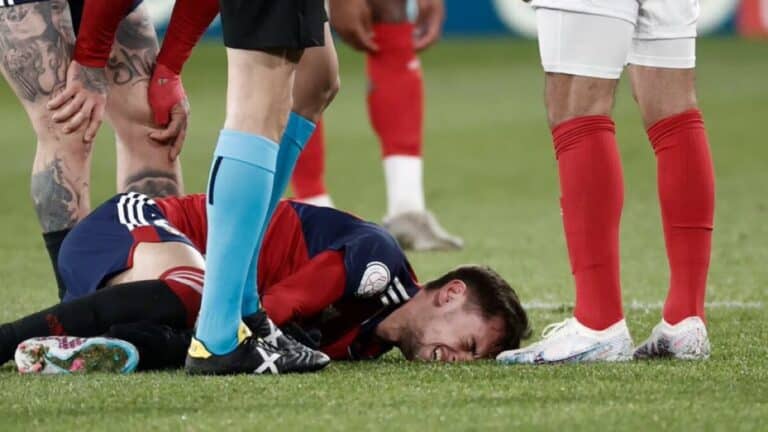 Aimar Oroz en el suelo tras recibir una dura infracción en un partido con Osasuna.