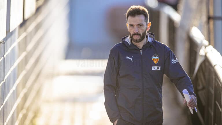 Corberán con gesto serio durante un entrenamiento en Paterna