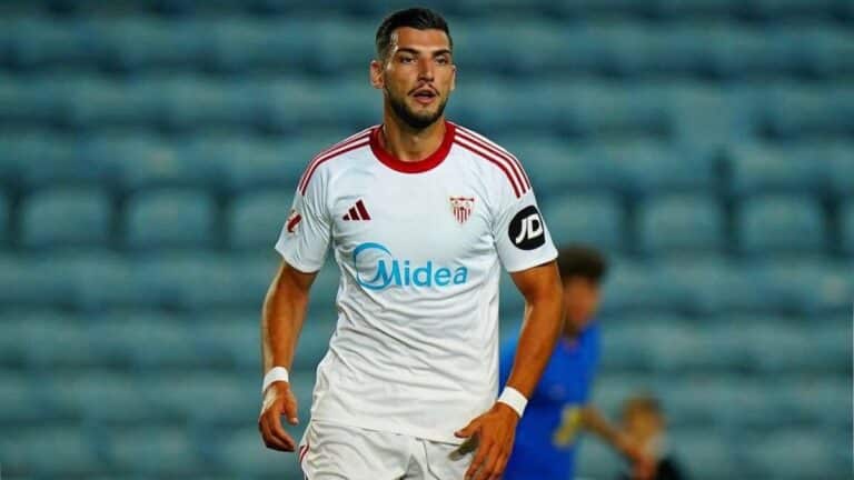 Rafa Mir durante su etapa como jugador del Sevilla FC antes de su cesión al Elche CF mientras la Fiscalía solicita 10 años y medio de prisión y el club espera una sentencia firme para poder rescindir su contrato