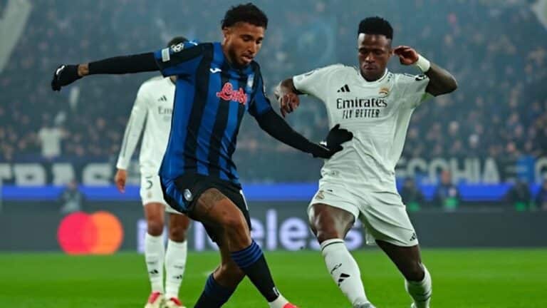 Ederson dos Santos, centrocampista de la Atalanta, durante un partido de competición europea.